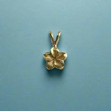 Load image into Gallery viewer, Small Hawaiian Plumeria Pendant in 18K Gold
