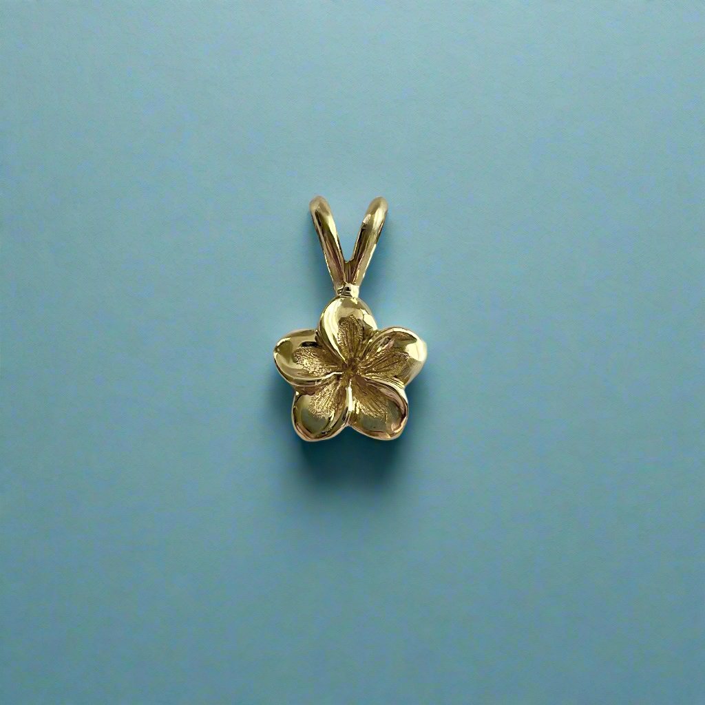 Small Hawaiian Plumeria Pendant in 18K Gold