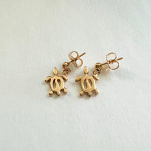 Load image into Gallery viewer, Hawaiian Petroglyph Turtle earrings
