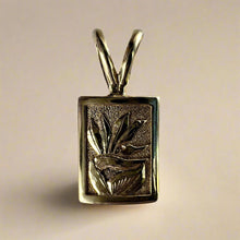 Load image into Gallery viewer, Raised Bird of Paradise Makana Pendant in 14K Yellow Gold
