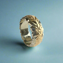 Load image into Gallery viewer, Two-Tone Scalloped Shiny Maile &amp; Hibiscus 8.5 mm Ring in 14K White &amp; Yellow Gold
