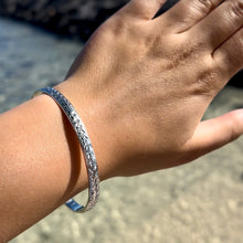 Load image into Gallery viewer, Shiny Maile &amp; Hibiscus 6mm Bangle Bracelet in 14K White Gold in size 8
