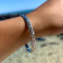 Load image into Gallery viewer, Shiny Maile &amp; Hibiscus 6mm Bangle Bracelet in 14K White Gold in size 8
