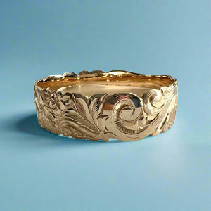 Scalloped 18mm Deep Cut Old English & Plumerias Raised "Kuuipo" Hawaiian Bangle Bracelet in 14K Yellow Gold