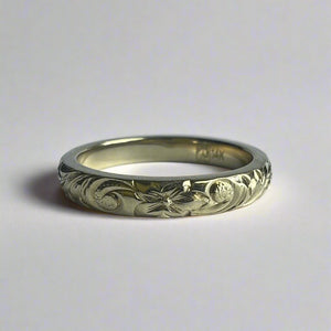 Hawaiian Old English & Hibiscus 3mm barrel ring