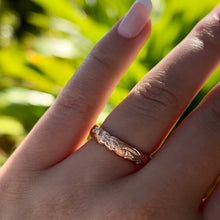 Load image into Gallery viewer, Scalloped Engraved Hibiscus Hawaiian 4mm Ring
