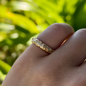 Scalloped Shiny Maile & Hibiscus 4mm Ring in 14 Yellow Gold