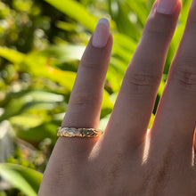 Load image into Gallery viewer, Scalloped Shiny Maile &amp; Hibiscus 4mm Ring in 14 Yellow Gold
