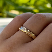 Load image into Gallery viewer, Scalloped Shiny Maile &amp; Hibiscus 4mm Ring in 14 Yellow Gold
