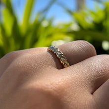 Load image into Gallery viewer, Scalloped Shiny Maile &amp; Plumeria 4mm Ring in 14 Yellow Gold
