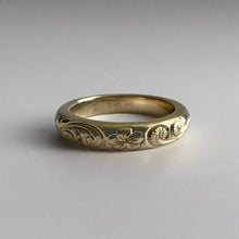 Load image into Gallery viewer, Hawaiian Old English &amp; Plumeria 3mm barrel ring
