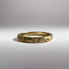 Load image into Gallery viewer, Old English &amp; Hibiscus 3mm Barrel Ring 
