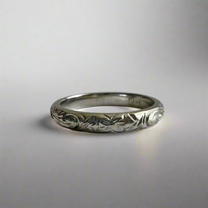 Hawaiian Old English & Hibiscus 3mm Barrel Ring in White Gold