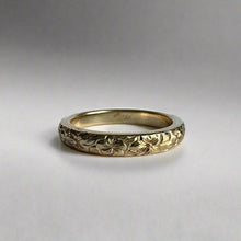 Load image into Gallery viewer, Hibiscus and Plumeria Engraved Hawaiian Ring in Yellow Gold
