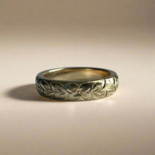 Load image into Gallery viewer, Hawaiian 4mm Barrel Kuuipo Ring with Maile &amp; Hibiscus in 14K Gold 
