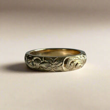 Load image into Gallery viewer, Hawaiian 4mm Barrel Kuuipo Ring with Old English &amp; Hibiscus in 14K Yellow Gold
