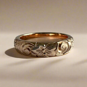 Hawaiian Old English & Hibiscus 4mm Barrel Ring