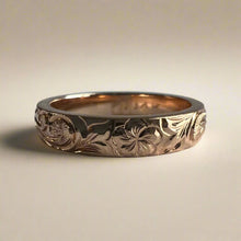 Load image into Gallery viewer, Hawaiian Old English &amp; Plumeria 4mm Barrel Ring
