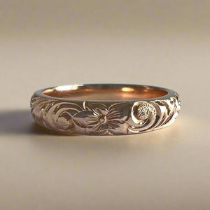 Hawaiian Old English & Hibiscus 4mm Barrel Ring