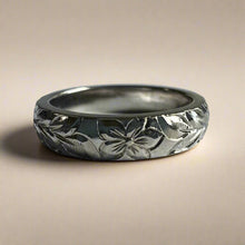 Load image into Gallery viewer, Maile &amp; Hibiscus 4mm Barrel Ring
