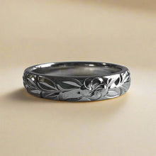 Load image into Gallery viewer, Hawaiian Shiny Maile with flower 4mm Barrel Ring
