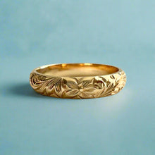 Load image into Gallery viewer, Makana 4mm Hawaiian Ring with Old English &amp; Hibiscus in 14K Yellow Gold
