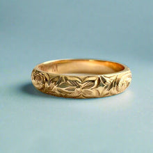 Load image into Gallery viewer, Makana 4mm Hawaiian Ring with Old English &amp; Hibiscus in 14K Yellow Gold

