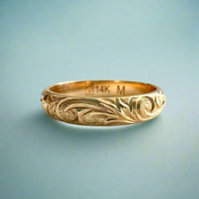 Load image into Gallery viewer, Makana 4mm Hawaiian Ring with Old English &amp; Hibiscus in 14K Yellow Gold

