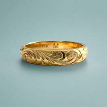 Load image into Gallery viewer, Makana 4mm Hawaiian Ring with Old English &amp; Plumeria in 14K Yellow Gold
