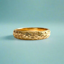 Load image into Gallery viewer, Makana 4mm Hawaiian Ring with Maile &amp; Hibiscus in 14K Yellow Gold
