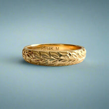 Load image into Gallery viewer, Makana 4mm Hawaiian Ring with Maile &amp; Hibiscus in 14K Yellow Gold
