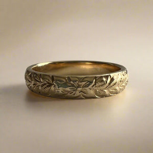 Hawaiian Makana 4mm Barrel Ring with Maile & Hibiscus