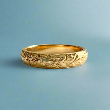 Load image into Gallery viewer, Makana 4mm Hawaiian Ring with Maile &amp; Hibiscus in 14K Yellow Gold
