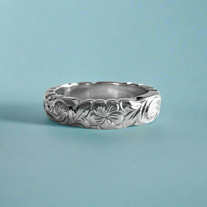 Scalloped Old English, Plumeria & Hibiscus 4mm Hawaiian Ring in Platinum