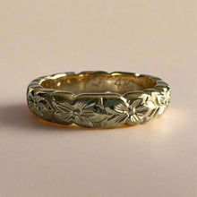 Load image into Gallery viewer, Scalloped Hibiscus All Around 4mm Ring in 14 Yellow Gold
