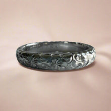 Load image into Gallery viewer, Scalloped Plumeria with Leaves All Around 4mm Ring in 18 white Gold
