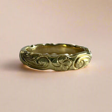 Load image into Gallery viewer, Scalloped Old English &amp; Plumeria 4mm Ring in 18K Yellow Gold
