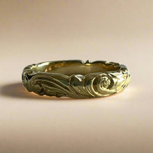 Load image into Gallery viewer, Scalloped Old English &amp; Plumeria 4mm Ring in 18K Yellow Gold
