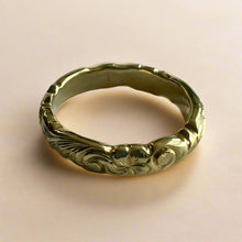 Load image into Gallery viewer, Scalloped Old English &amp; Plumeria 4mm Ring in 18K Yellow Gold
