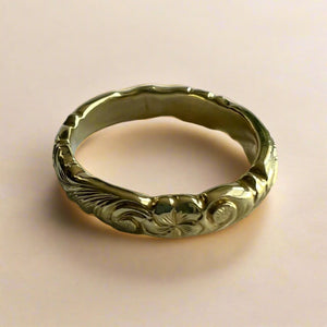 Scalloped Old English & Plumeria 4mm Ring in 18K Yellow Gold