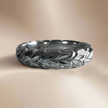 Load image into Gallery viewer, Scalloped Shiny Maile &amp; Plumeria 4mm Ring w/ Diamond in 18K White Gold
