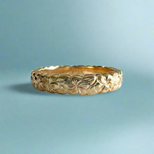 Load image into Gallery viewer, Scalloped Plumeria w/ Leaves All Around 4mm Ring in 14 Yellow Gold
