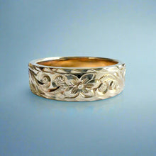 Load image into Gallery viewer, Old English &amp; Hibiscus 6mm &quot;Kuuipo&quot; Flat Ring in 14K Yellow Gold in size 7 1/4
