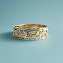 Load image into Gallery viewer, Maile &amp; Hibiscus 6mm &quot;Kuuipo&quot; Flat Ring in 14K Yellow Gold in size 9 1/8
