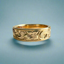Load image into Gallery viewer, Old English &amp; Hibiscus 6mm Flat Hawaiian Ring in 14K Yellow Gold

