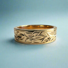 Load image into Gallery viewer, Shiny Maile &amp; Hibiscus Hawaiian Flat 6mm Ring in 14K Yellow Gold size 8 1/2

