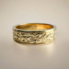 Load image into Gallery viewer, Shiny Maile &amp; Hibiscus Hawaiian Flat 6mm Ring in 14K Yellow Gold size 9
