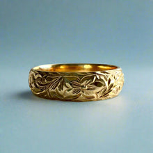 Load image into Gallery viewer, Makana 6mm Ring with Old English &amp; Hibiscus in 14K Yellow Gold in size 11

