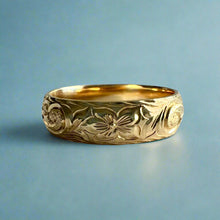 Load image into Gallery viewer, Makana 6mm Ring with Old English &amp; Hibiscus in 14K Yellow Gold in size 11
