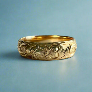 Makana 6mm Ring with Old English & Hibiscus in 14K Yellow Gold in size 11